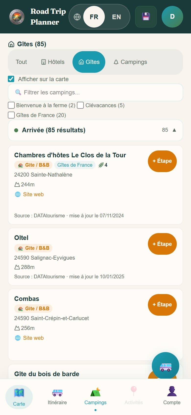 Les mêmes gîtes sur smartphone : catégorie Gîtes sélectionnée, niveau en épis et source DATAtourisme sur chaque fiche